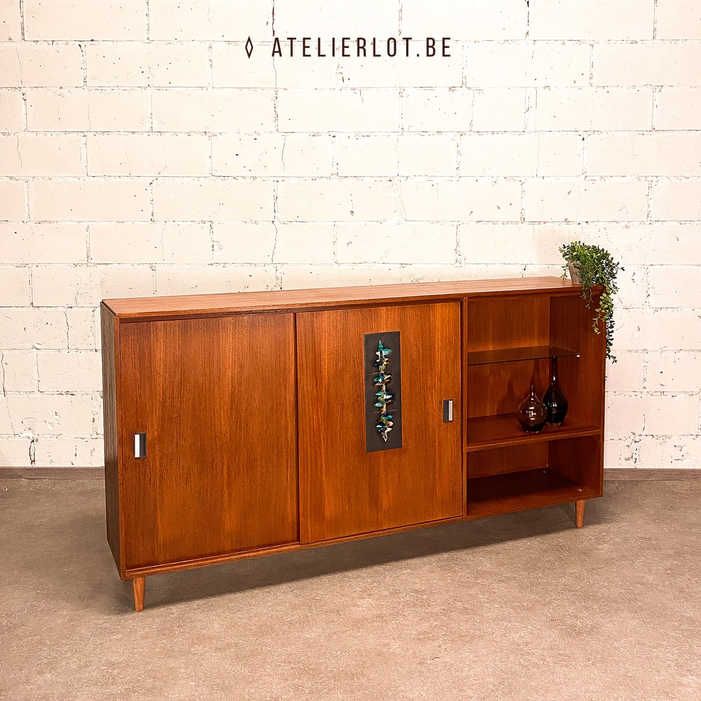 Vintage dressoir met siertegel