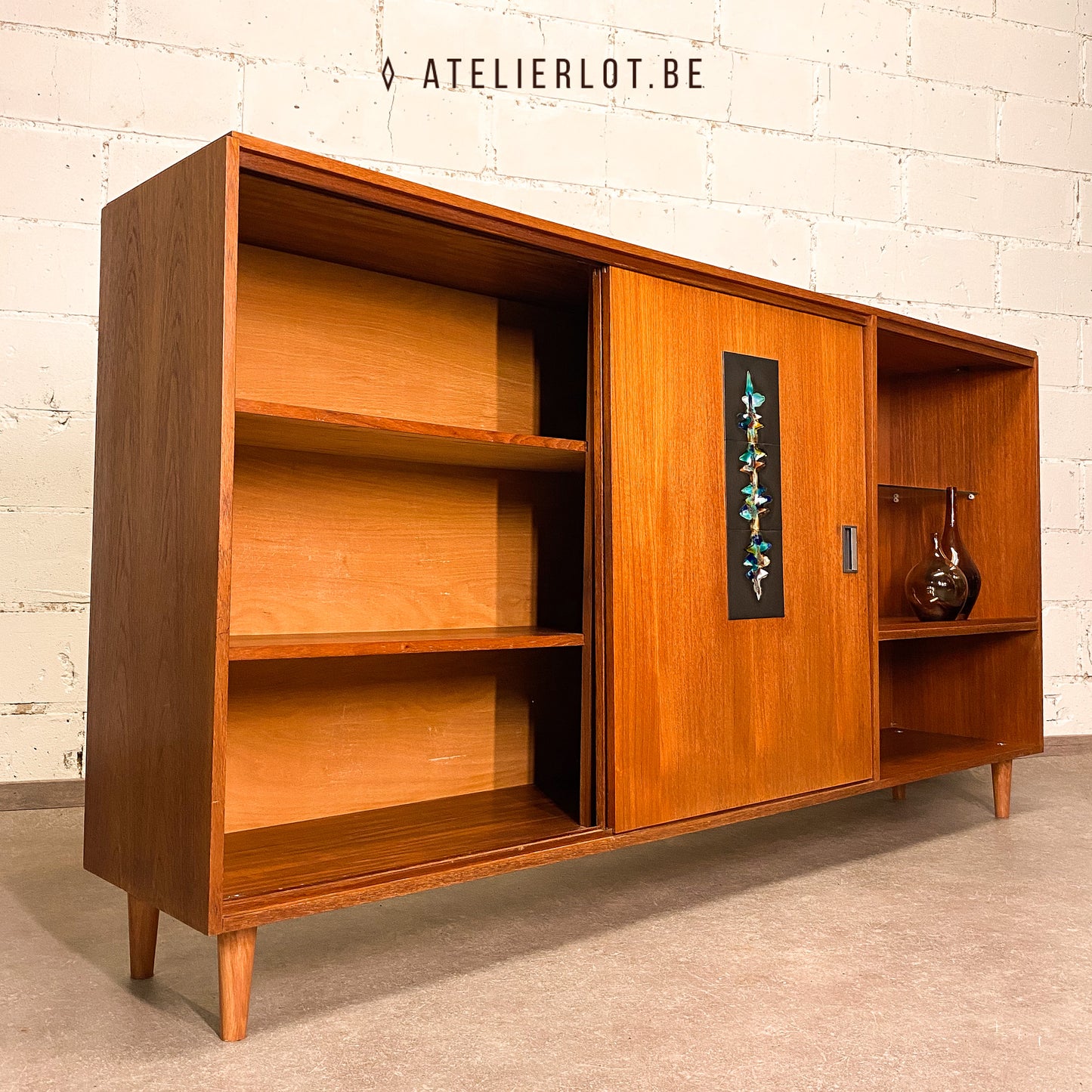 Vintage dressoir met siertegel